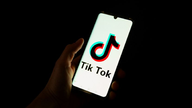 Peligroso reto viral de TikTok: niña muere al inhalar desodorante en aerosol