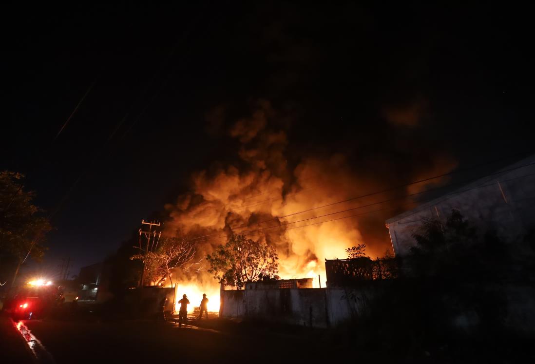 Voraz incendio consume una recicladora en Ciudad Industrial Bruno Pagliai, en Veracruz