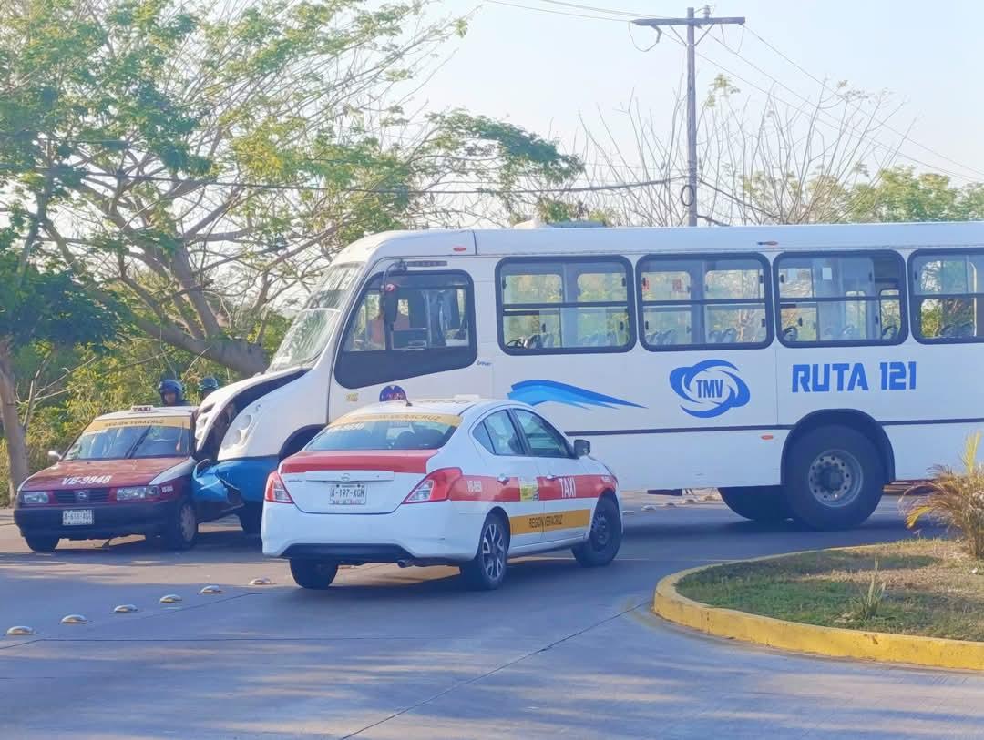 Camión urbano choca contra taxi en la carretera Medellín-Veracruz