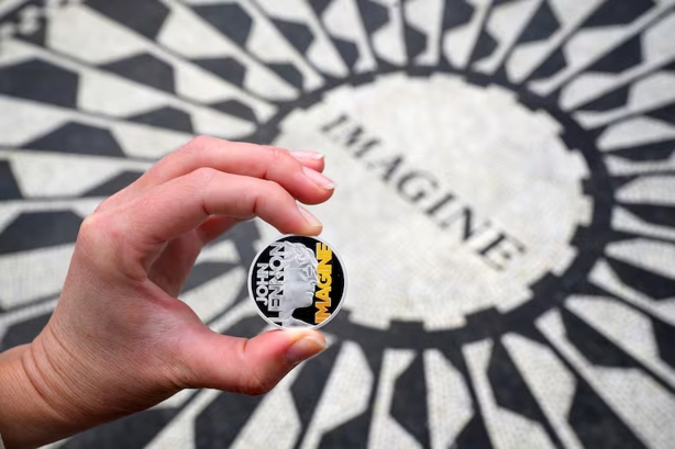 Reino Unido prepara moneda conmemorativa en homenaje a John Lennon, así luce