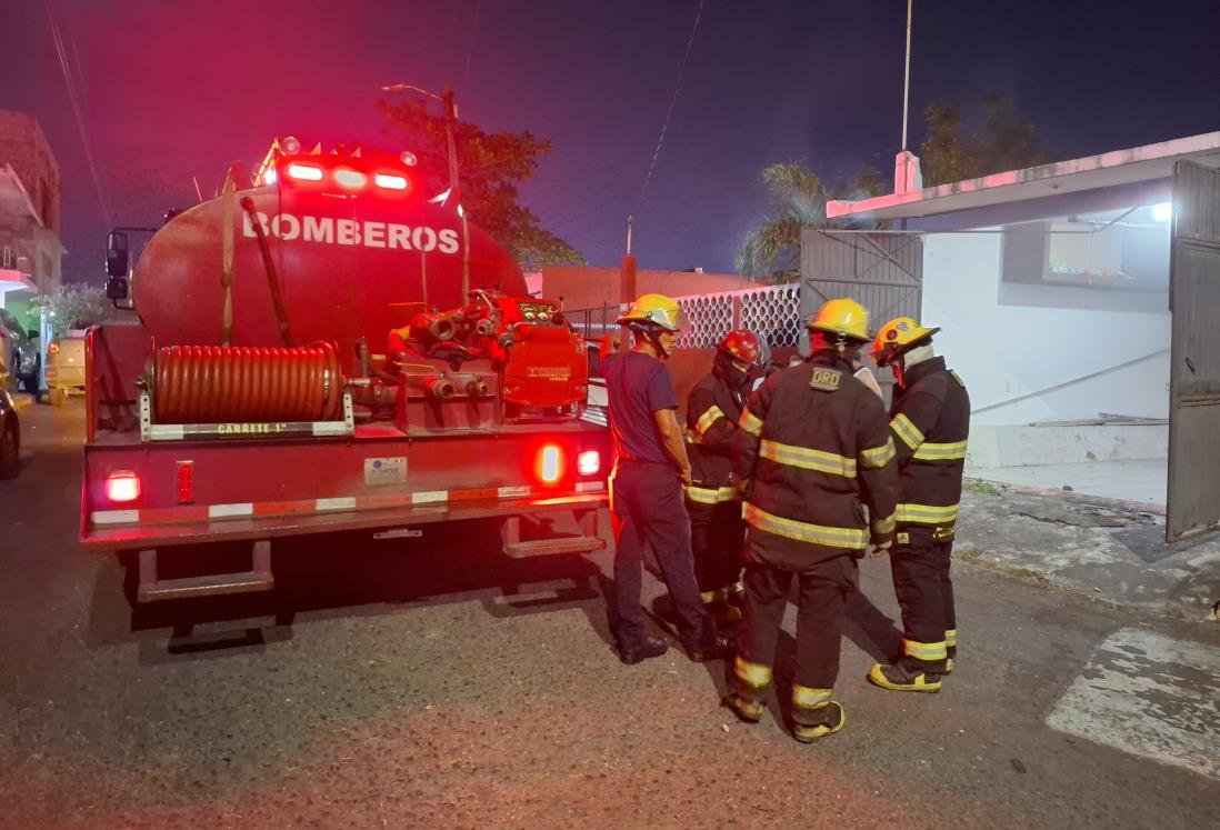 Familia logra salir del incendio en su vivienda en la colonia Primero de Mayo