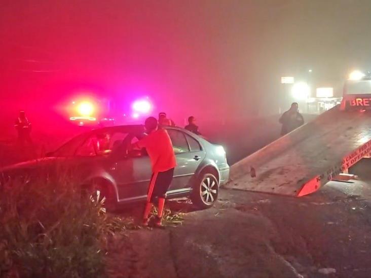 Conductor presuntamente ebrio pierde el control y se sale de la carretera en Martínez de la Torre