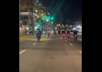 Motociclistas hacen caballitos, se pasan los altos e invaden carriles en boulevard de Veracruz