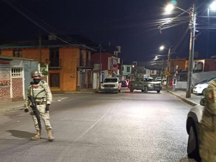 Hallan drogas, armas y uniformes clonados en cateo en Xalapa; detienen a 3