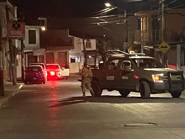 Hallan drogas, armas y uniformes clonados en cateo en Xalapa; detienen a 3