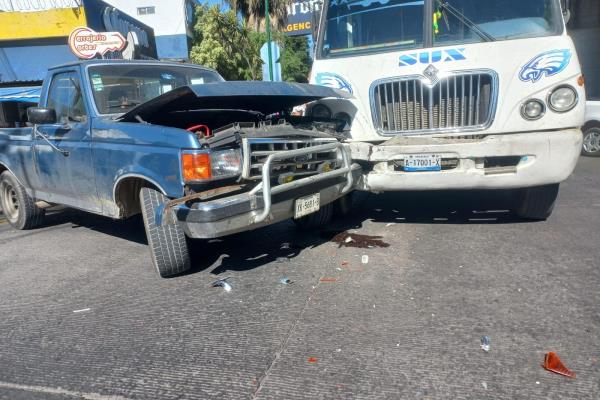 Choque entre autobús y camioneta en Xalapa deja una pasajera herida