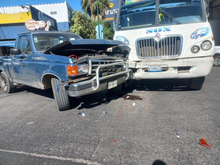 Choque entre autobús y camioneta en Xalapa deja una pasajera herida