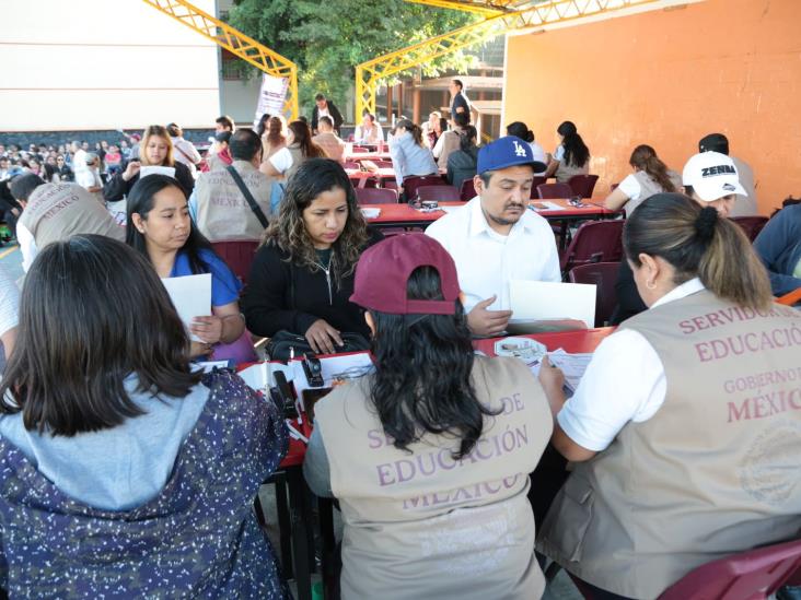 Estudiantes de la Técnica 3 reciben tarjetas de beca Rita Cetina