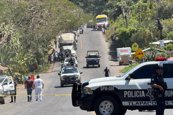 Bajo efecto de sustancias nocivas, desarma a policías en Tlapacoyan; hiere a uno y mata a otro