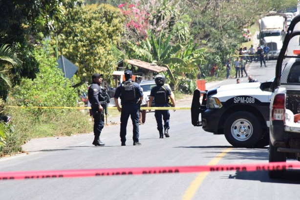 Bajo efecto de sustancias nocivas, desarma a policías en Tlapacoyan; hiere a uno y mata a otro