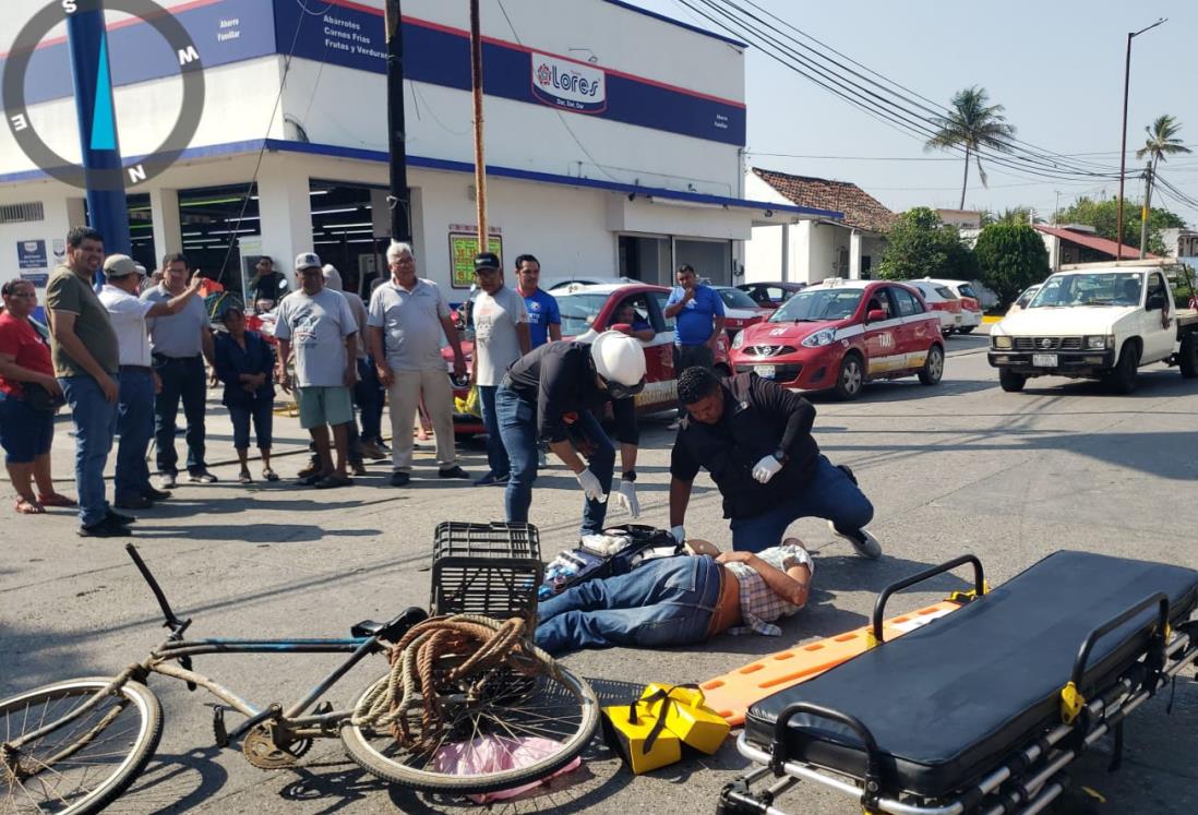 Grave conductor de bicicleta al ser impactado por motociclista en Cosamaloapan