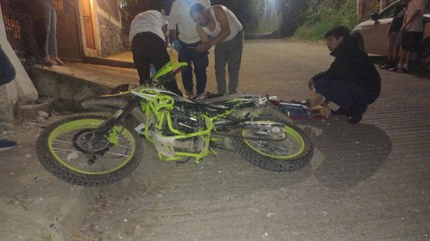 Motociclista en estado inconveniente se estrella contra reja en Xalapa y termina herido