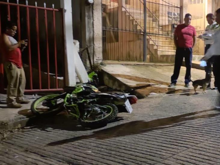 Motociclista en estado inconveniente se estrella contra reja en Xalapa y termina herido