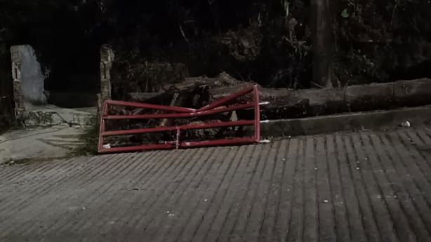 Motociclista en estado inconveniente se estrella contra reja en Xalapa y termina herido