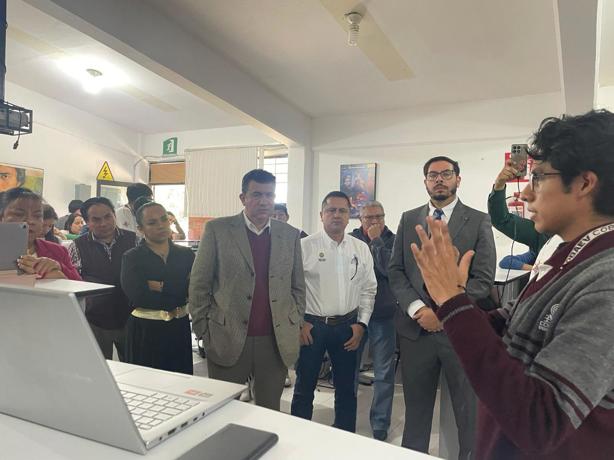 Estudiantes de Veracruz crean mano robótica para personas con discapacidad