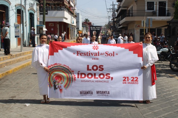 Con desfile, calles de Misantla se llenan de color y tradición por el Festival del Sol 2025