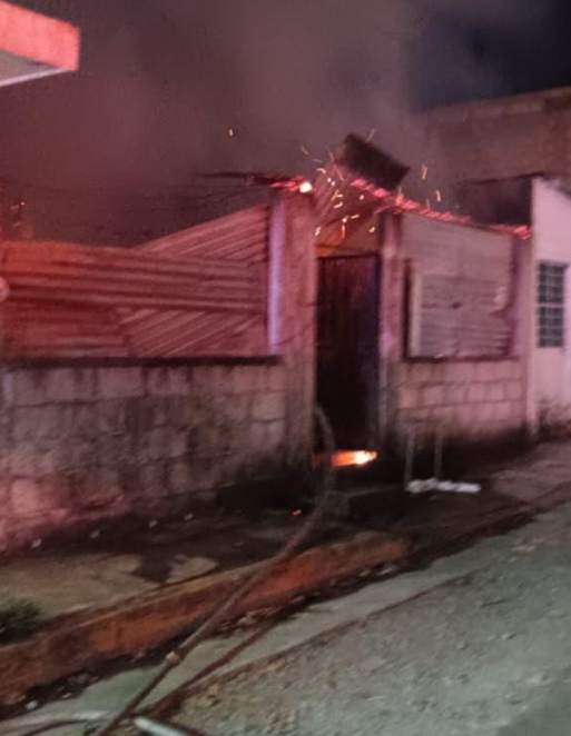 Terminó en cenizas: se incendia vivienda en localidad Agua Fría de Córdoba