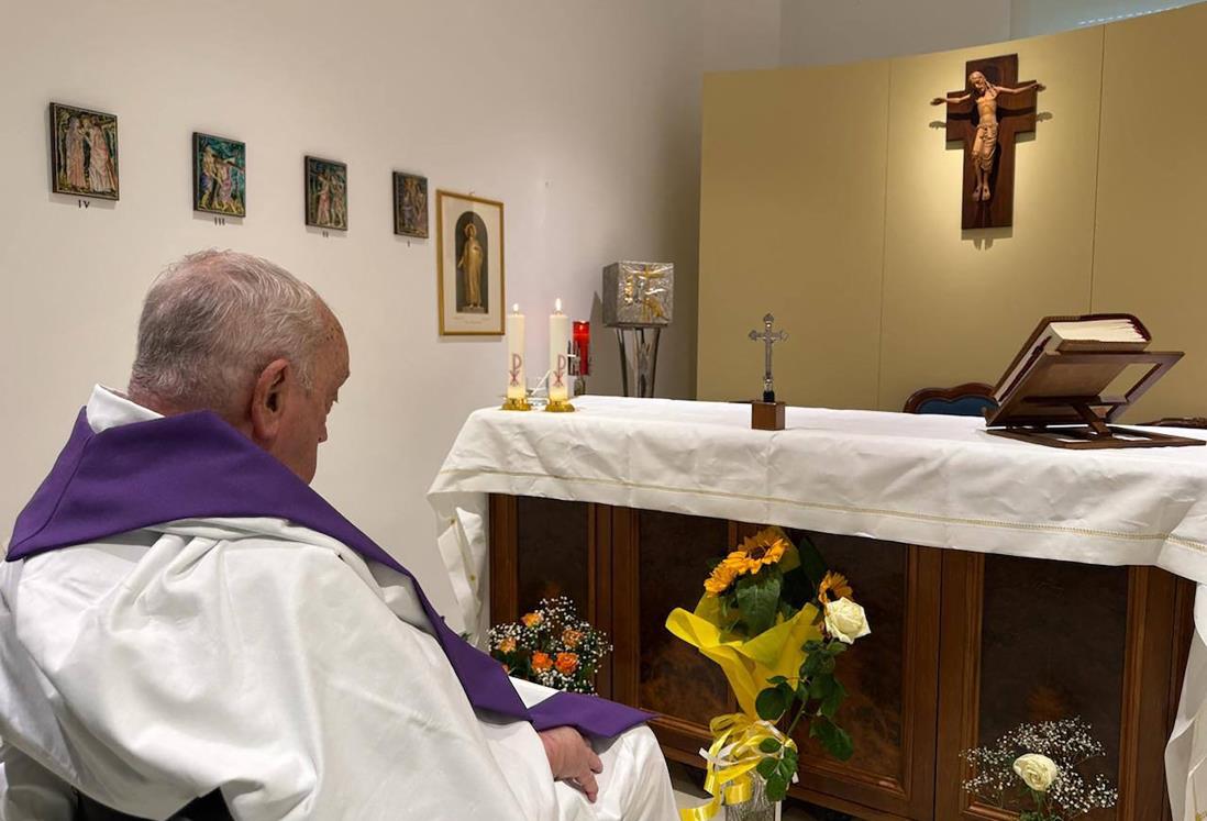 Publica el Vaticano la primera foto del Papa Francisco desde su hospitalización