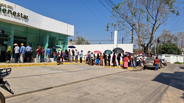 Largas filas y falta de efectivo: principales problemáticas en Banco del Bienestar en Misantla