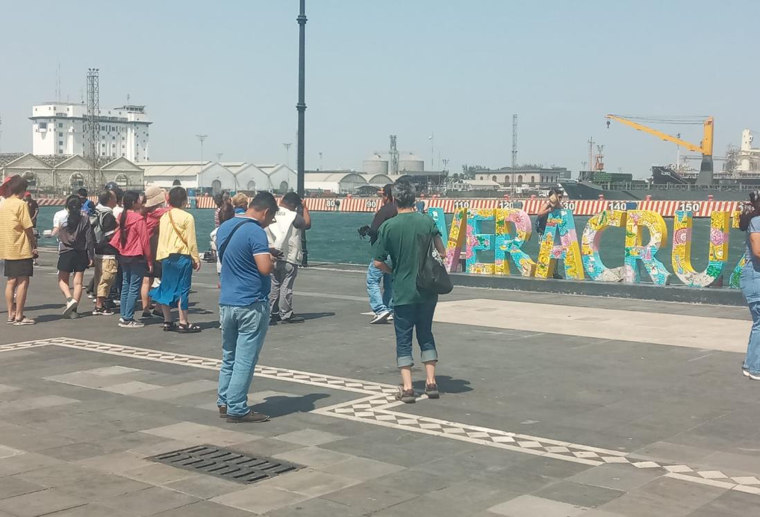 Norte en Veracruz no detiene el flujo del turismo en el malecón