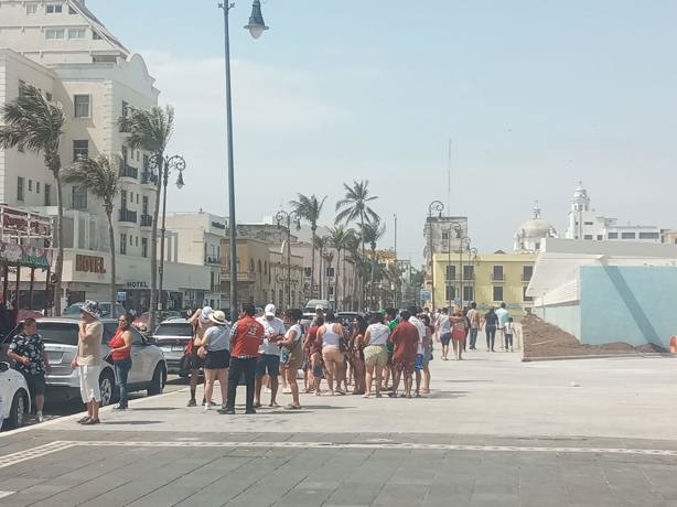 Norte en Veracruz no detiene el flujo del turismo en el malecón