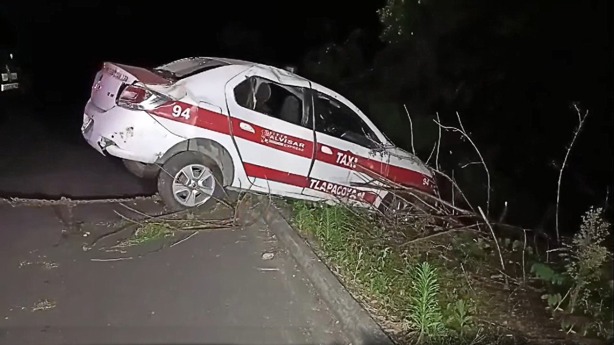 Taxi cae en un barranco en la carretera Tlapacoyan-San José Acateno