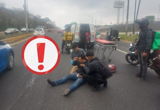 ¡Por una falla! Motociclista y menor de edad caen sobre avenida de Xalapa