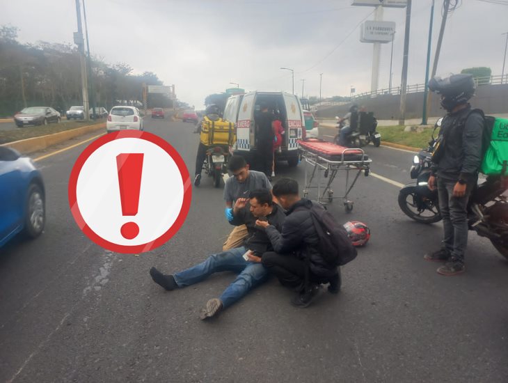 ¡Por una falla! Motociclista y menor de edad caen sobre avenida de Xalapa