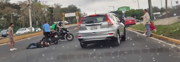 ¡Por una falla! Motociclista y menor de edad caen sobre avenida de Xalapa