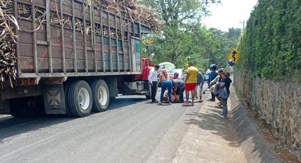 Trabajador cañero sufre accidente en Córdoba: se electrocuta y cae del camión