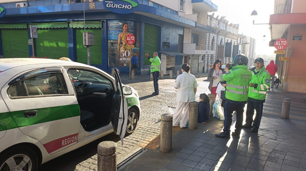 En plena mañana, mujer es atropellada por un taxi en el centro de Xalapa