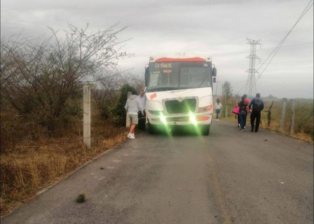 Autotransportes Miradores del Mar se niega pagar daños a poste; los dejan sin luz en Emiliano Zapata