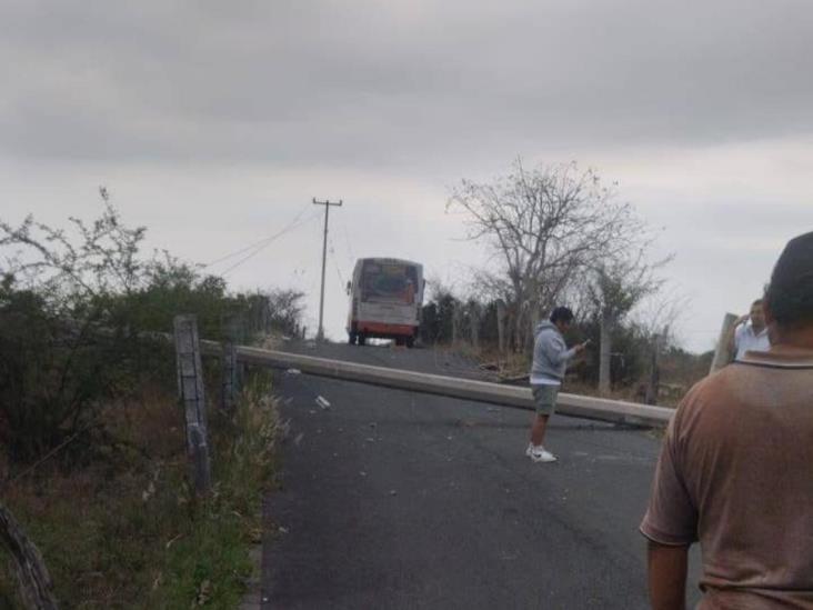 Autotransportes Miradores del Mar se niega pagar daños a poste; los dejan sin luz en Emiliano Zapata