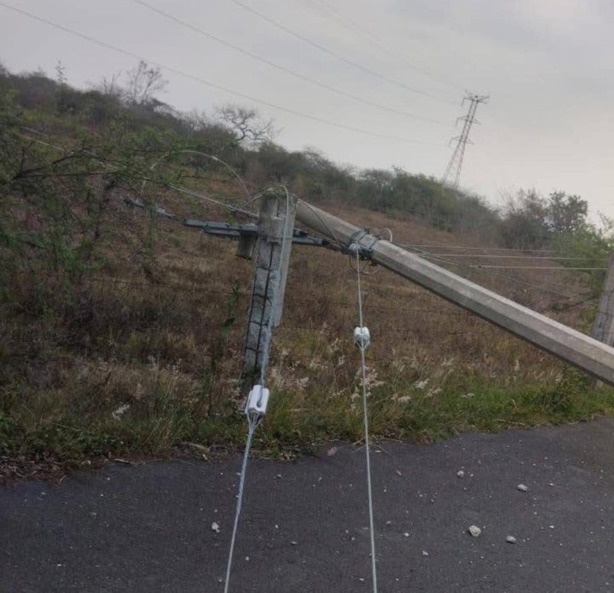 Autotransportes Miradores del Mar se niega pagar daños a poste; los dejan sin luz en Emiliano Zapata