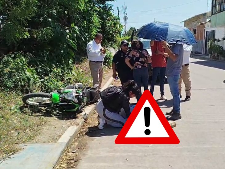 Motociclista se lesiona tras impactarse con camioneta en Martínez de la Torre