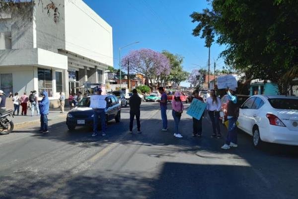 Protestan contra CMAS Xalapa y bloquean la avenida Miguel Alemán; por este motivo 