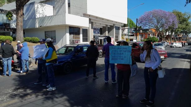 Protestan contra CMAS Xalapa y bloquean la avenida Miguel Alemán; por este motivo 