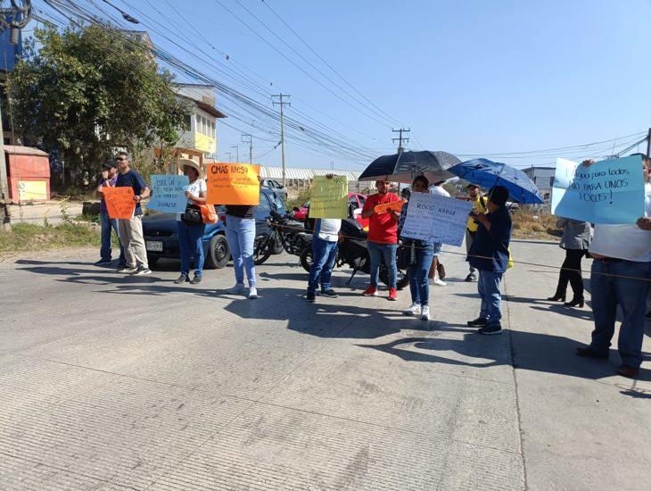 Fraccionamiento Terranova sin agua; vecinos bloquean carretera Las Trancas-Coatepec