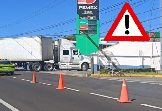 Tráiler derriba poste en el Boulevard Banderilla; causa apagón en la zona
