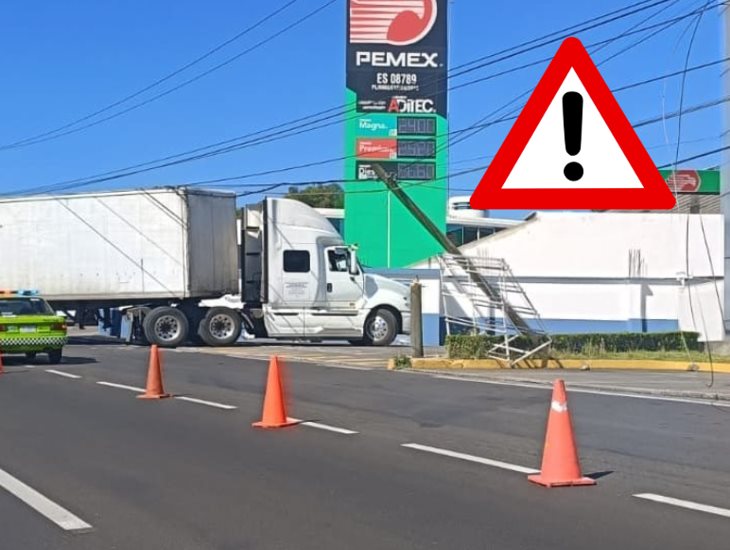 Tráiler derriba poste en el Boulevard Banderilla; causa apagón en la zona