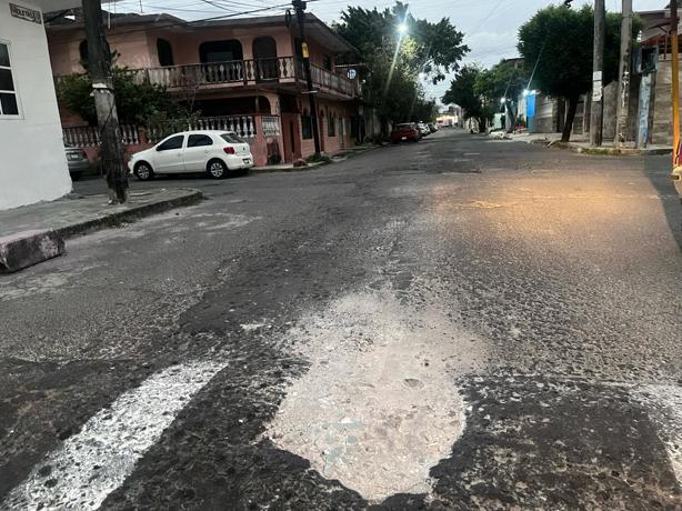 Denuncian baches en colonia Remes, en Boca del Río