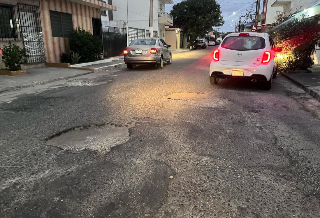 Denuncian baches en colonia Remes, en Boca del Río