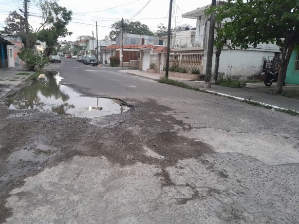 Denuncian baches en colonia Remes, en Boca del Río