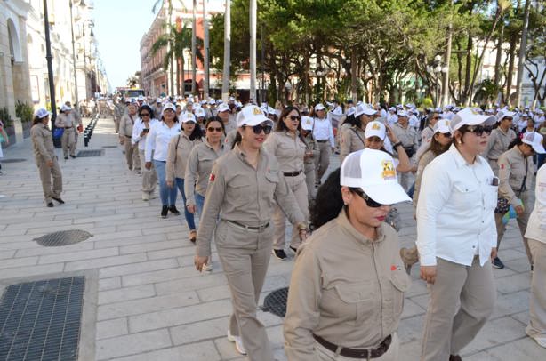 Personal de Petróleos Mexicanos participa en desfile por el aniversario de la Expropiación Petrolera 