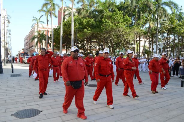 Personal de Petróleos Mexicanos participa en desfile por el aniversario de la Expropiación Petrolera 