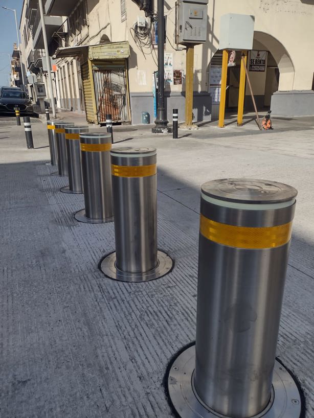 Colocan bolardos retractiles en la avenida independencia de Veracruz