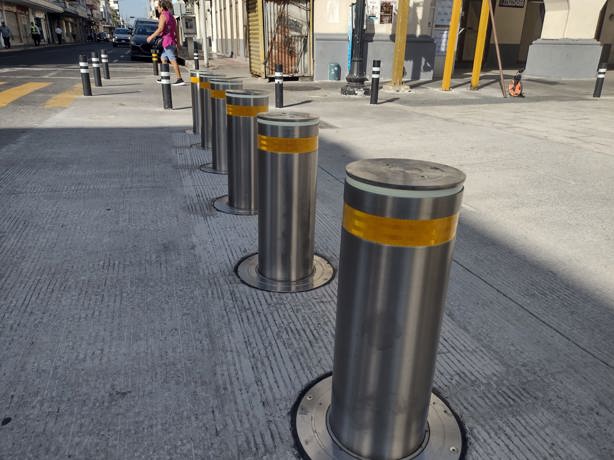 Colocan bolardos retractiles en la avenida independencia de Veracruz