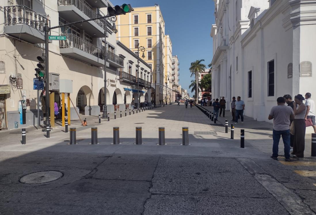 Colocan bolardos retractiles en la avenida independencia de Veracruz