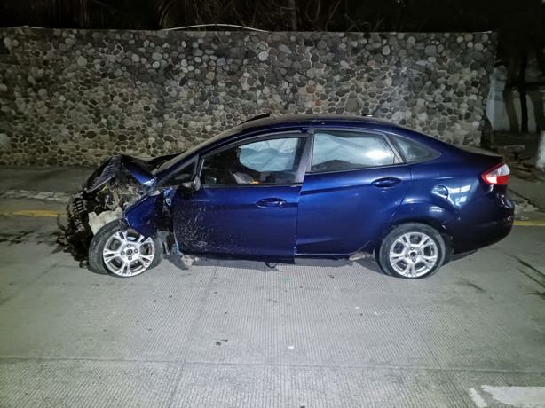 Automovilista choca contra una palmera del camellón en el bulevar Ruíz Cortines de Boca del Río 