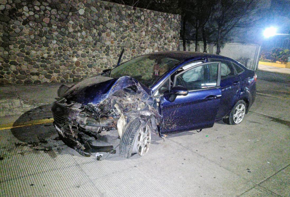 Automovilista choca contra una palmera del camellón en el bulevar Ruíz Cortines de Boca del Río 